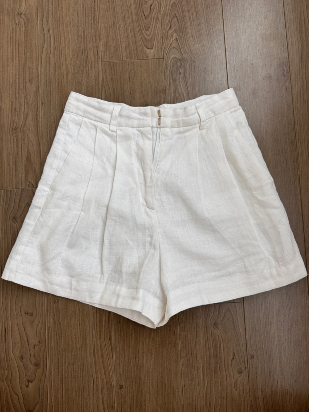 DISSH White High-Waist Pleated Linen Shorts